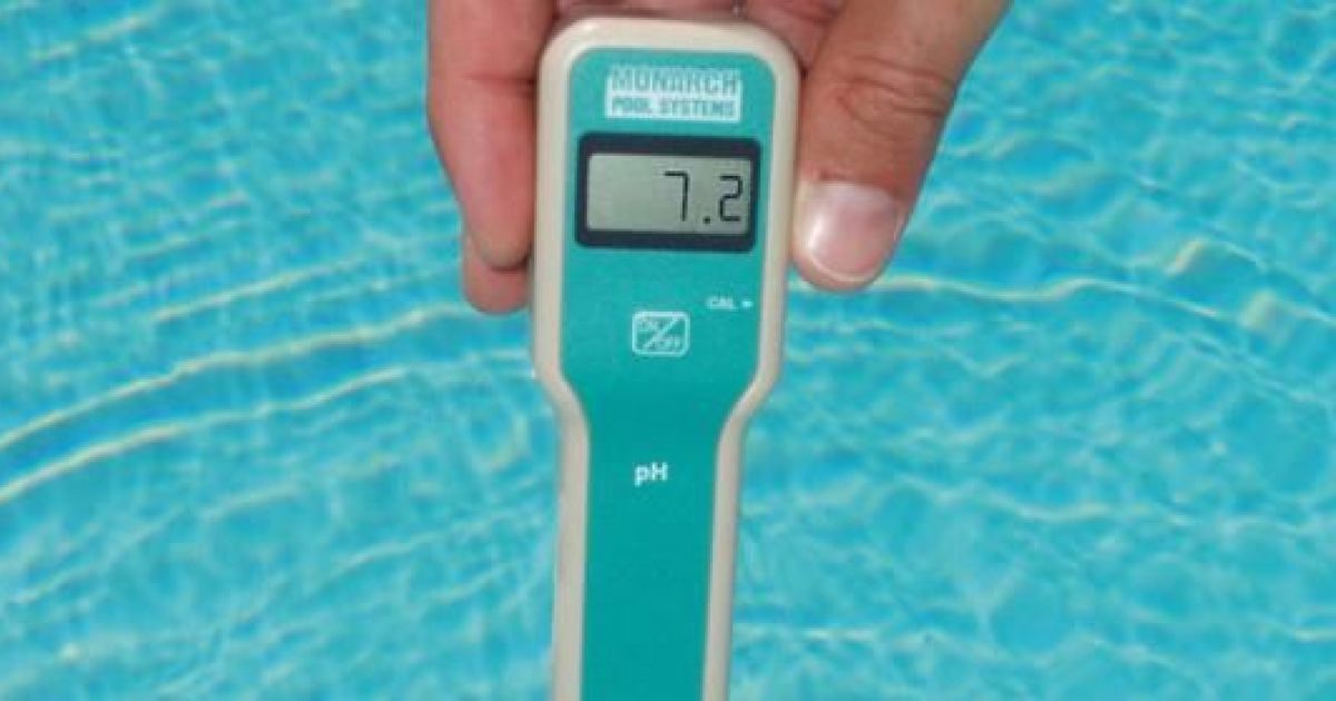 Testeur pH piscine dans votre eau de piscine